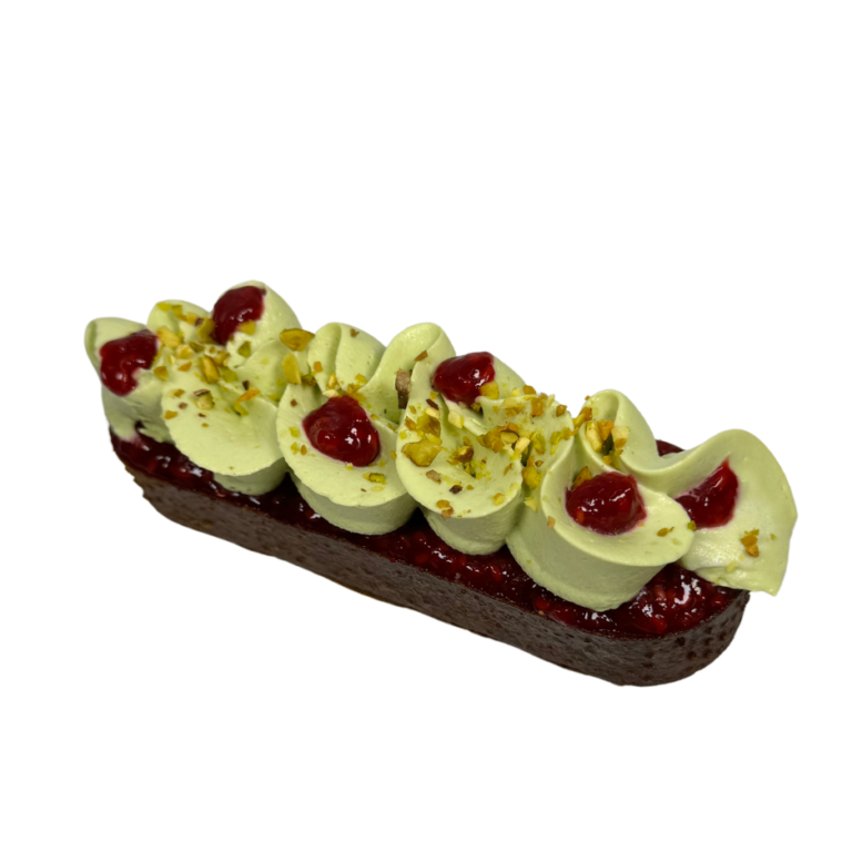 Praliné pistache, purée de framboises, ganache pistache et éclats de pistaches.